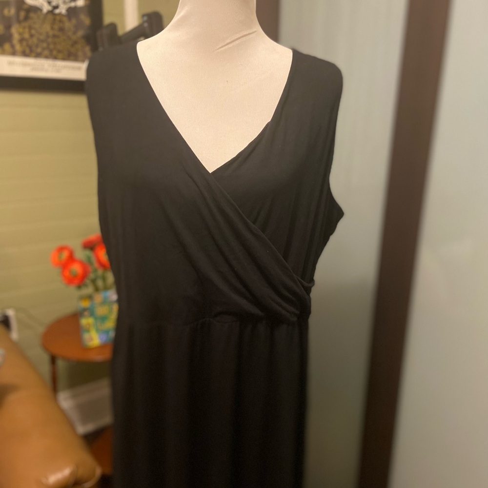 Black Sleeveless V-Neck Maxi Dress